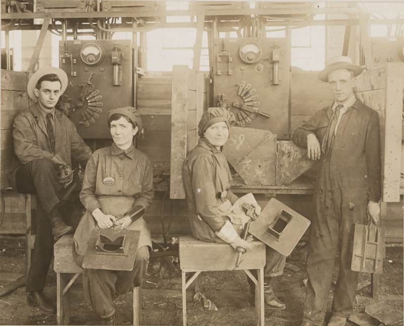 Women electric welders at Hog Island Shipyard, 1918 | Photograph courtesy of Library of Congress
